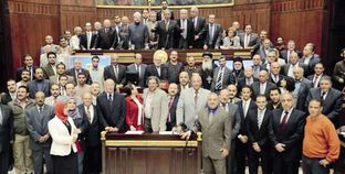 أعضاء لجنة الخمسين فى صورة تذكارية بعد الانتهاء من إعداد الدستور «صورة أرشيفية»