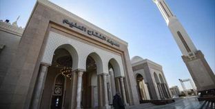بالفيديو والصور| مسجد الفتاح العليم: ١٢٠٠ مهندس وعامل يسابقون الزمن للانتهاء من البناء
