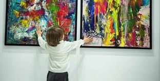 الطفل الألماني لوران شوارتز مع لوحاته