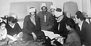 الشيخ «الحصري» مع عدد من تلاميذه ومحبيه «صورة أرشيفية»