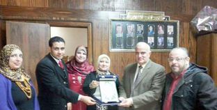 وكيل وزارة الصحة فى بورسعيد أثناء تكريم أسرة «المحسناوى»