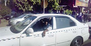 «محمد» سائق تاكسى يعانى مع الركاب بسبب التعريفة الجديدة