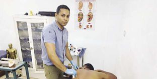 «محمود» يساعد المرضى بالطب البديل