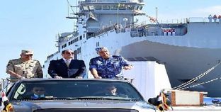 الرئيس ووزير الدفاع وقائد القوات البحرية خلال الاحتفال بيوم البحرية المصرية