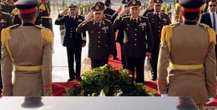 وزير الدفاع بعد وضع اكليل الزهور لشهداء القوات المسلحة