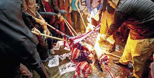 إيرانيون يحرقون العلم الأمريكى أمام السفارة الأمريكية فى طهران «أ.ف.ب»