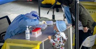 طفل صينى يجرى فحوصات فيروس كورونا