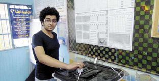 أحد الشباب أثناء مشاركته فى الانتخابات الرئاسية