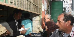 محافظ الإسكندرية أثناء بيعه الخبز لأصحاب البطاقات الورقية