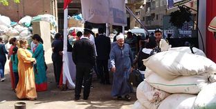 توافد المواطنون أمام لجنة مدرسة الجبرتي بمنشأة ناصر