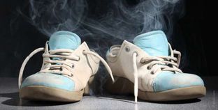 4 طرق لتنظيف الأحذية من الرائحة الكريهة