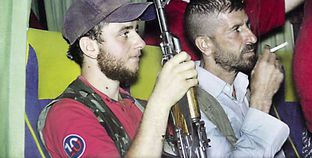 أحد المسلحين من المعارضة السورية خلال الرحيل من «داريا» إلى «إدلب»