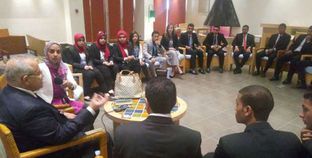 رئيس جامعة القاهرة يعقد جلسة حوارمع طلاب الجامعة المشاركين بمنتدى الشباب العالمي