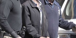 الشرطة القبرصية خلال اصطحابها المتهم إلى محكمة «لارنكا» الجزئية «أ.ف.ب»