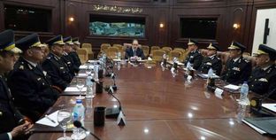 وزير الداخلية خلال اجتماعه بقيادات الوزارة لمراجعة خطة تأمين الانتخابات الرئاسية