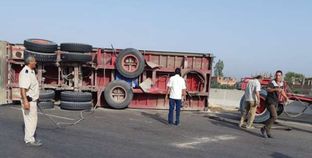 إنقلاب سيارتي نقل ثقيل على الطريق الدائري الإقليمي  امام الباجور  ومجلس المدينة يرفع آثار الحادث