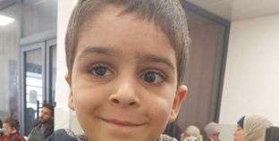 الطفل محمود خالد الذي يعالج في مصر
