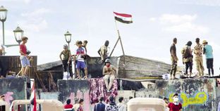 محتجون يقطعون الطرق خلال المظاهرات المناهضة للحكومة فى بغداد