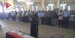 بالفيديو| صلاة الجنازة على عمرو سمير بحضور مصطفى حسني ومدحت صالح