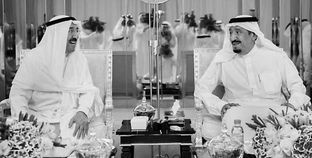 الملك سلمان وأمير الكويت خلال لقاء سابق «صورة أرشيفية»