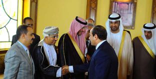 الرئيس «السيسى» يصافح أعضاء مجلس وزراء الإعلام العرب أمس