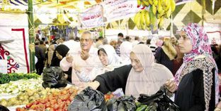 توافد المصريين على الأسواق استعداداً لرمضان