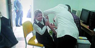 ممرضة فى إحدى مدارس القاهرة لتطعيم التلاميذ «صورة أرشيفية»