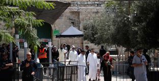 فلسطينيون يدخلون المسجد الأقصى عبر البوابات الإلكترونية التى وضعها جيش الاحتلال