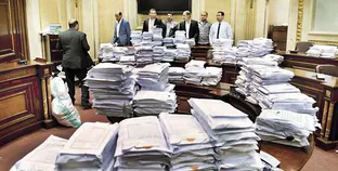 لجنة تقصى حقائق القمح خلال فحص الأوراق الخاصة بقضايا الفساد «صورة أرشيفية»