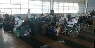 معتمرو أول فوج سياحى فى صالة المواسم بمطار القاهرة