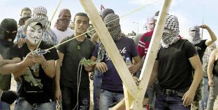 فلسطينيون يجهزون للمواجهات مع جيش الاحتلال «أ.ف.ب»