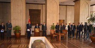 وزير السياحة ووزير الخارجية والأمين العام للمجلس الأعلى للآثار أثناء الإعلان عن عودة التابوت الأخضر