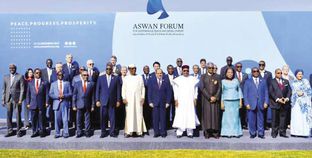 القادة الأفارقة يتوسطهم الرئيس السيسى فى منتدى أسوان للسلام والتنمية المستدامة