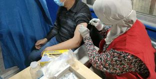استمرار تطعيم المواطنين بلقاحات كورونا لمنع تفشى الفيروس