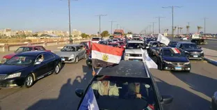 علم مصر بطول 50 مترا يزين احتفالات أبناء السويس بفوز الرئيس السيسي (صور)