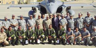 وزير الدفاع ورئيس الأركان مع قادة الجيش أمام طائرة الرافال