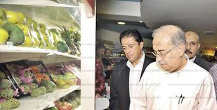 رئيس الوزراء خلال جولته فى أسواق الإسكندرية