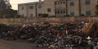 أكوام القمامة تحاصر مدرسة «على ليمونة»