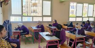 طالبات أولى ثانوى أثناء أداء امتحان اللغة الإنجليزية أمس