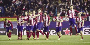 لاعبو أتليتكو مدريد يحتفلون بالتأهل لربع نهائى الأبطال