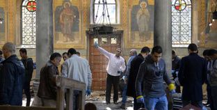 رجال الأمن والنيابة خلال معاينة مكان الانفجار داخل الكنيسة البطرسية