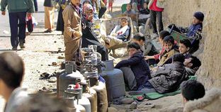 يمنيون ينتظرون إمدادات الغاز فى عدن «أ.ف.ب»