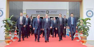 الرئيس السيسي ووزير البترول خلال تفقد فعاليات معرض «إيجبس 24» للبترول اليوم