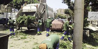 عمال النظافة أثناء المشاركة فى حملة «حلوة يابلدى» بشوارع القاهرة