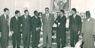 "مانديلا" اثناء احدى زيارته لمصر مع الرئيس الراحل جمال عبد الناصر