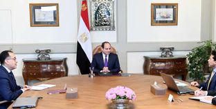 السيسى يجتمع مع رئيس الوزراء ووزير الشباب والرياضة
