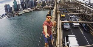 شاب يلتقط سيلفي فوق جسر بروكلين