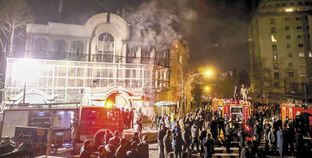 إيرانيون يشعلون النيران فى السفارة السعودية بطهران أحتجاجاً على إعدام «النمر» «أ. ف. ب»