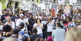 أمريكيون فى مظاهرة مناهضة لعنف الشرطة ضد السود «أ.ف.ب»