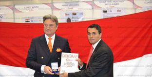 أثناء تسلمه جائزة المركز الثالث بمسابقة الابتكار في جنيف